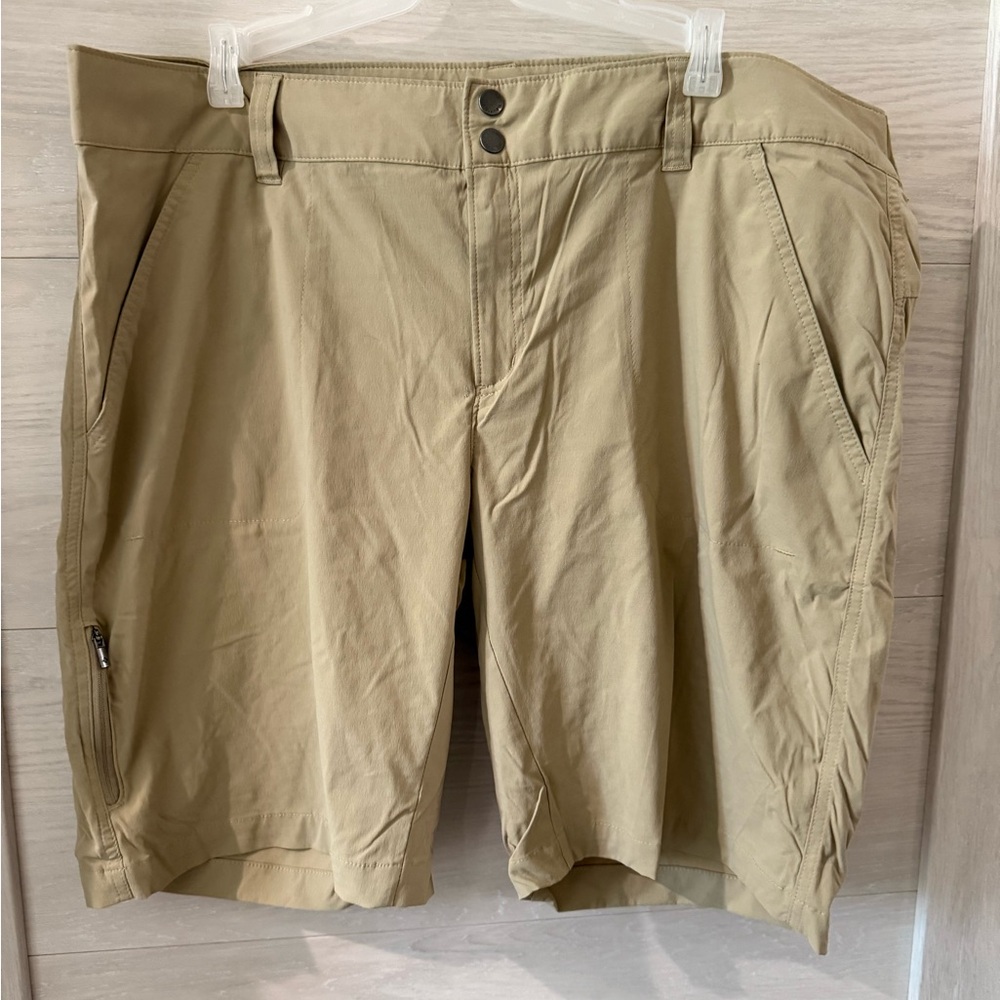 Columbia Tan Cargo Shorts Lightweight and Versatile